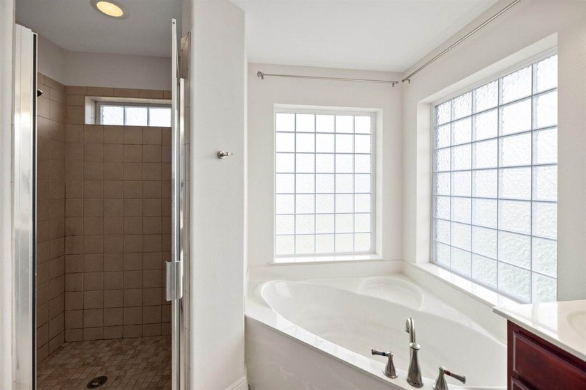 If you're looking for a spacious home with a functional layout - photo 30