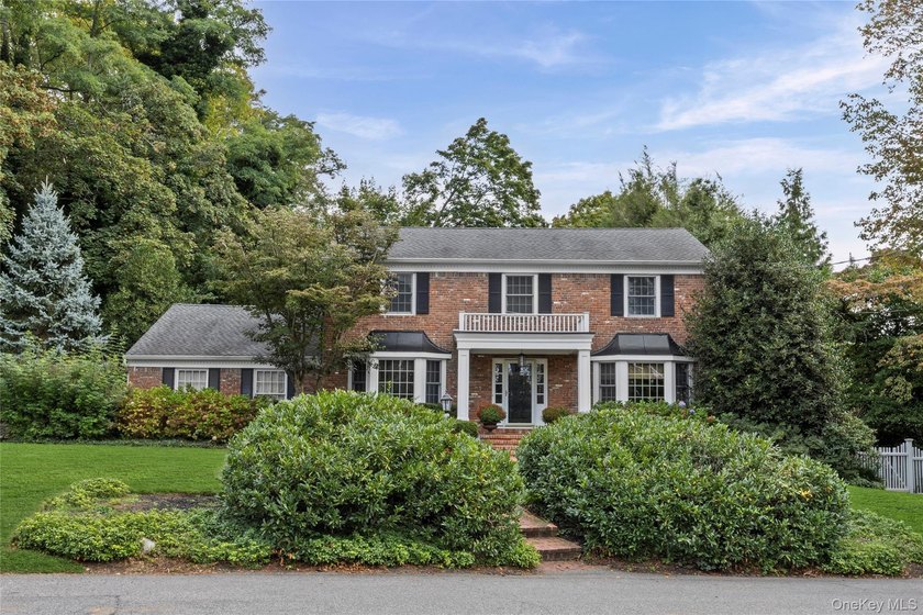 Traditionally elegant brick, 4 bedroom, 3.5 bath center hall - photo 2