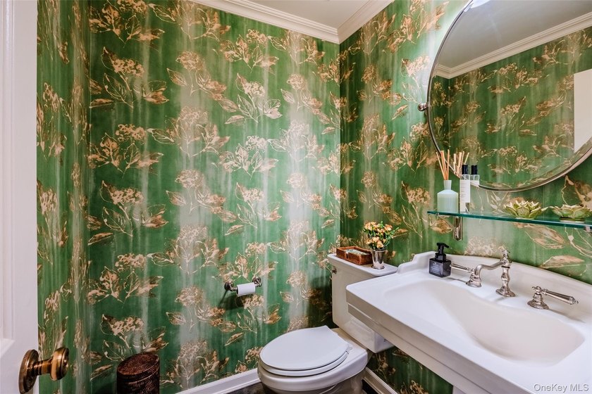 Traditionally elegant brick, 4 bedroom, 3.5 bath center hall - photo 5