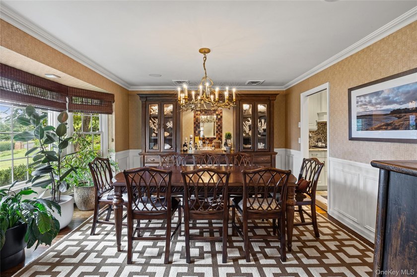 Traditionally elegant brick, 4 bedroom, 3.5 bath center hall - photo 6