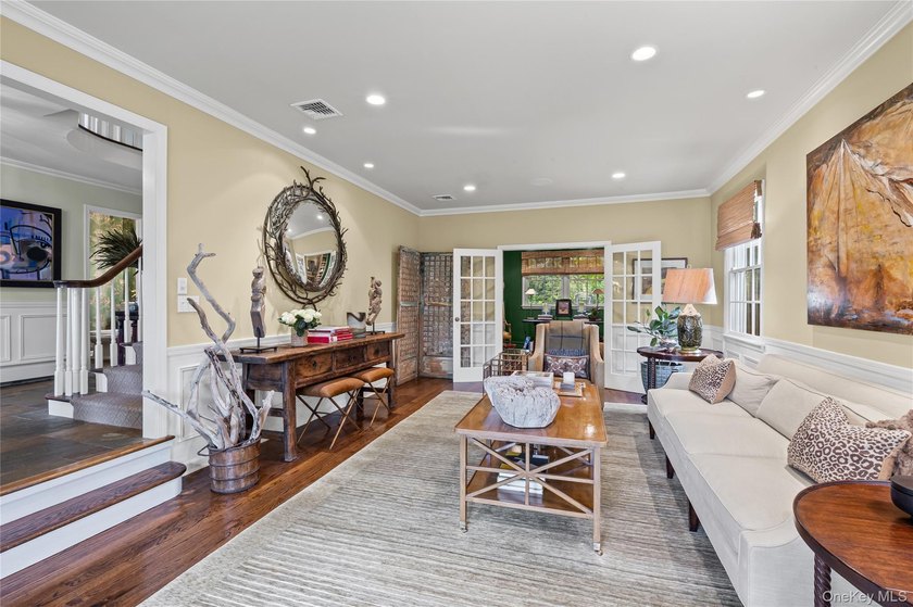 Traditionally elegant brick, 4 bedroom, 3.5 bath center hall - photo 8