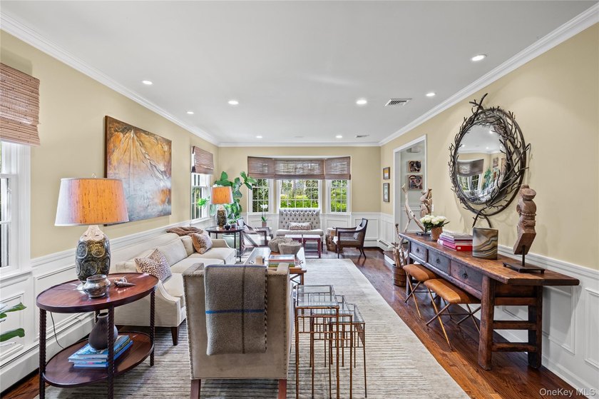 Traditionally elegant brick, 4 bedroom, 3.5 bath center hall - photo 9