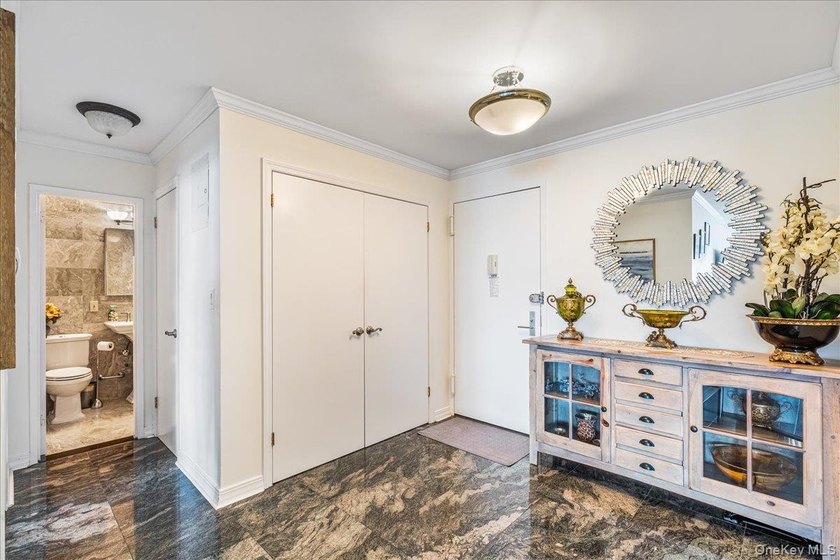 Pet Friendly Luxury High Rise building,Large One Bedroom With A - photo 11