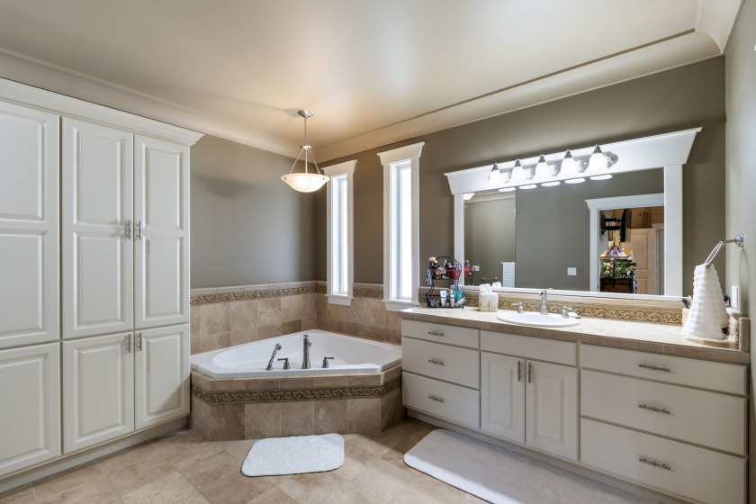 Luxury Golf Living + Dream Shop in Olympia, WA - photo 27