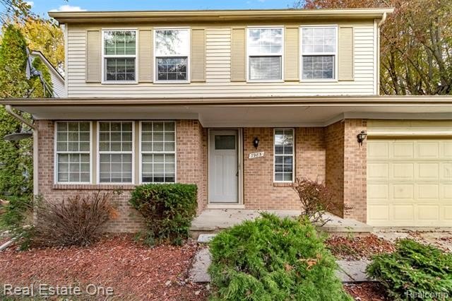 Welcome to this fully updated 2-story colonial offering 3 - photo 2