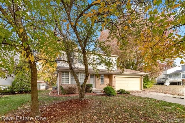 Welcome to this fully updated 2-story colonial offering 3 - photo 5