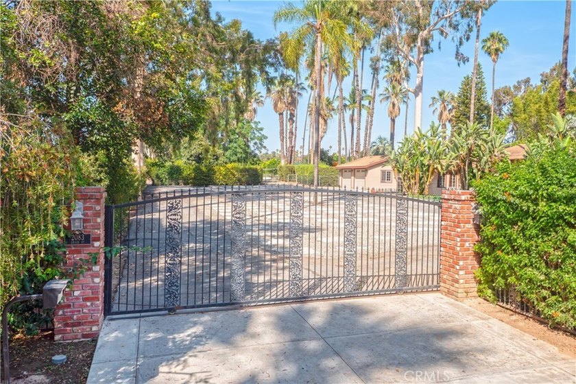 Welcome to this highly desirable single-story estate featuring a - photo 8