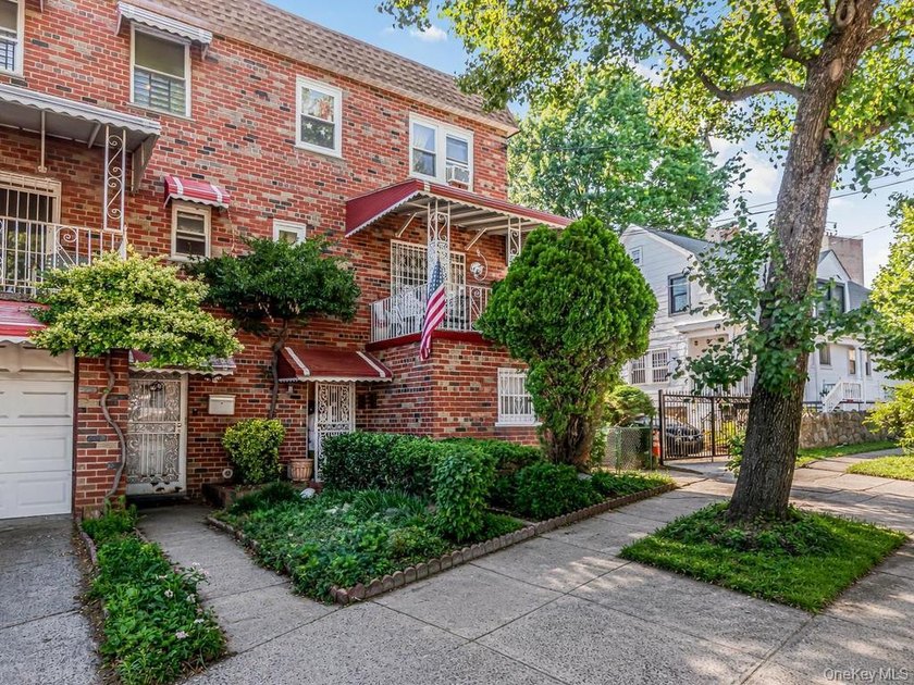Welcome to this exceptional legal two-family semidetached brick - photo 2