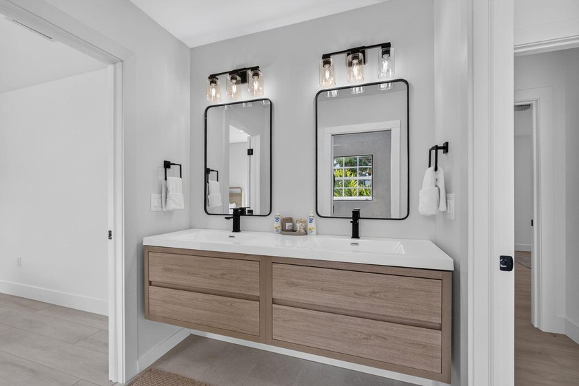 Completely rebuilt 4BR/3BA home featuring a major renovation - photo 23