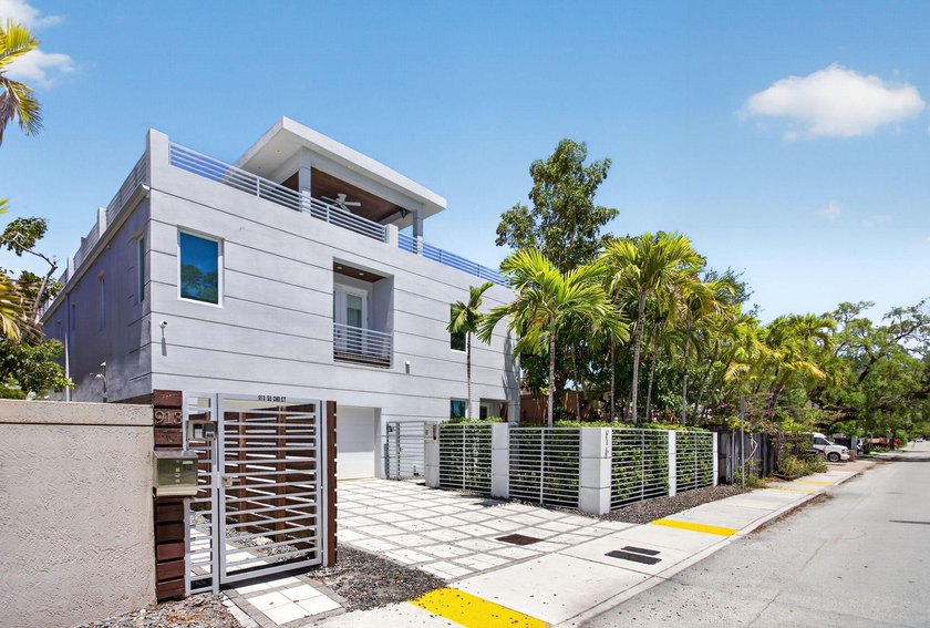 Exceptional modern 3-bed, 4-bath tri-level residence in prime - photo 2