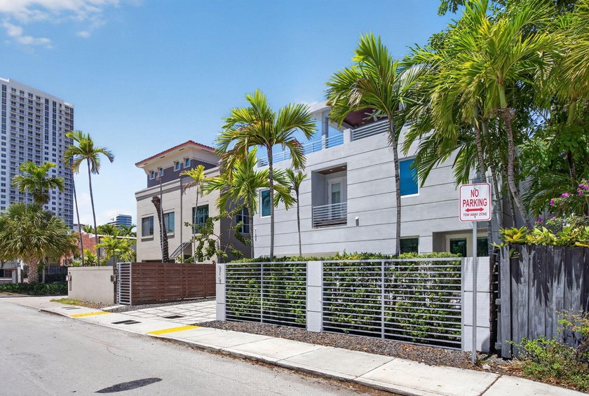 Exceptional modern 3-bed, 4-bath tri-level residence in prime - photo 3