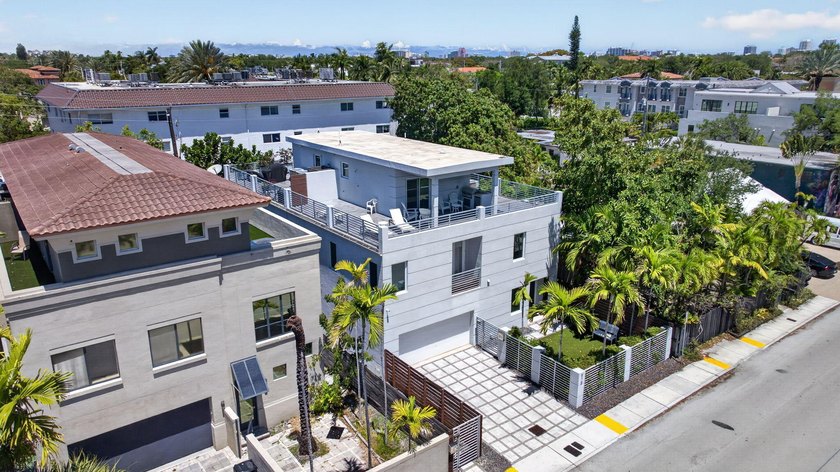 Exceptional modern 3-bed, 4-bath tri-level residence in prime - photo 4