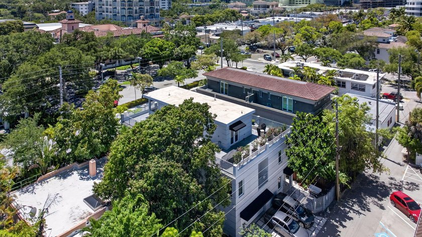 Exceptional modern 3-bed, 4-bath tri-level residence in prime - photo 6