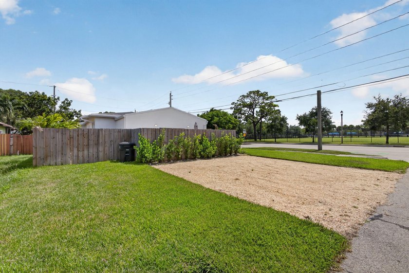 Completely rebuilt 4BR/3BA home featuring a major renovation - photo 36