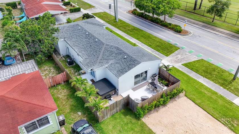 Completely rebuilt 4BR/3BA home featuring a major renovation - photo 38