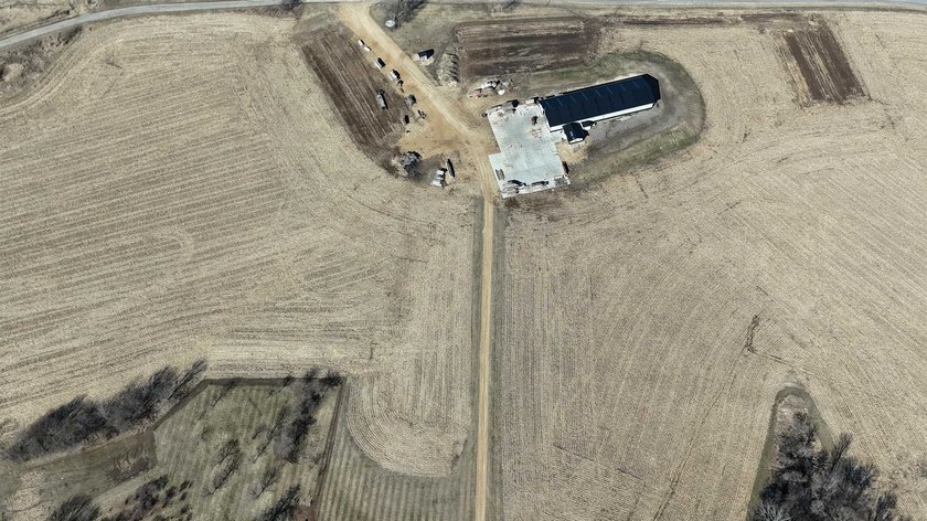 This charming hobby farm offers the perfect blend of country - photo 2
