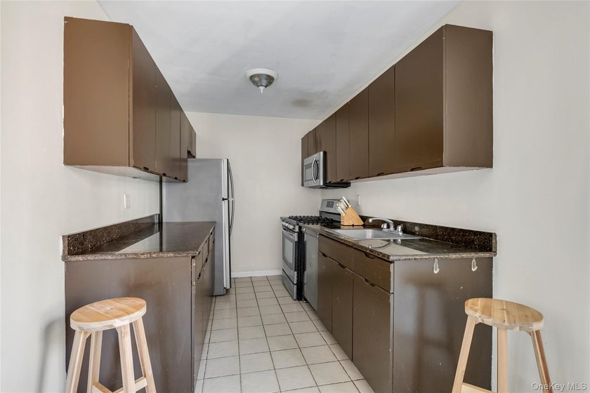This is your opportunity to own in Manhasset. Welcome home to - photo 5