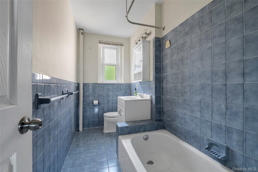 This is your opportunity to own in Manhasset. Welcome home to - photo 8