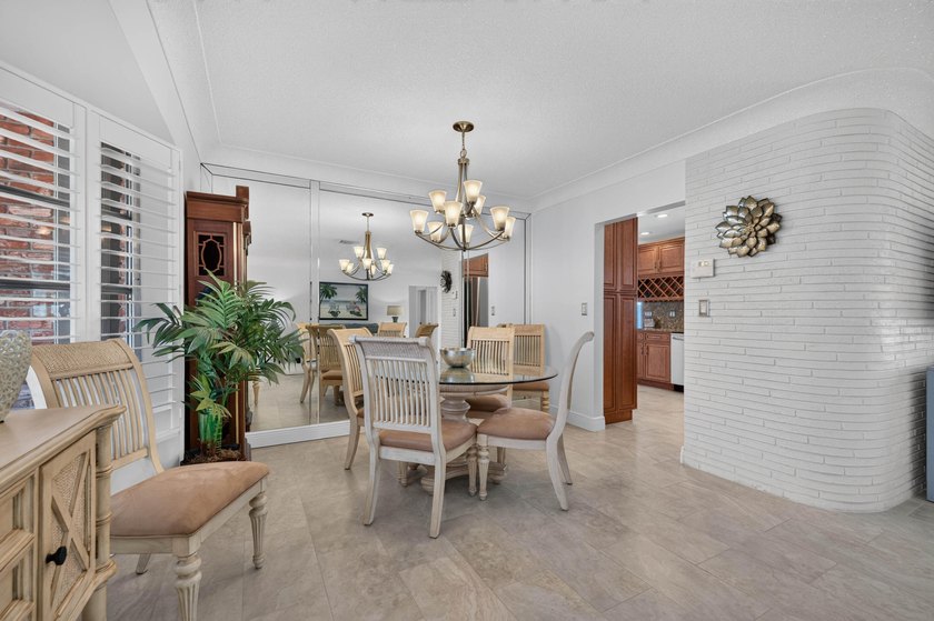 Experience Spectacular Florida living in this beautifully - photo 11