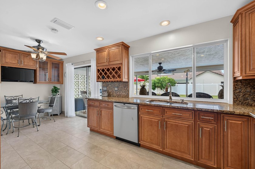 Experience Spectacular Florida living in this beautifully - photo 15