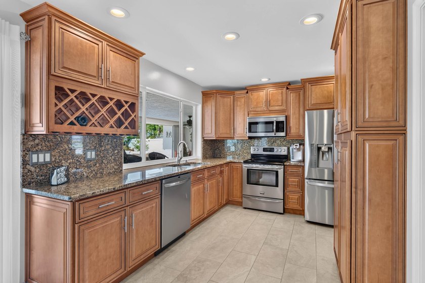 Experience Spectacular Florida living in this beautifully - photo 17