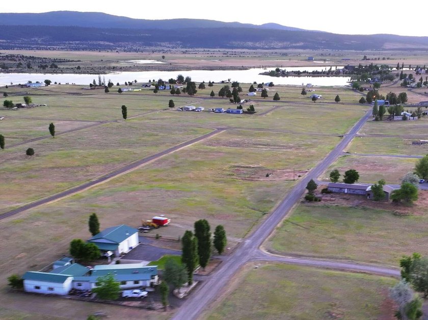 This is a rare lake unit 4 lot will power, water and sewer - photo 13