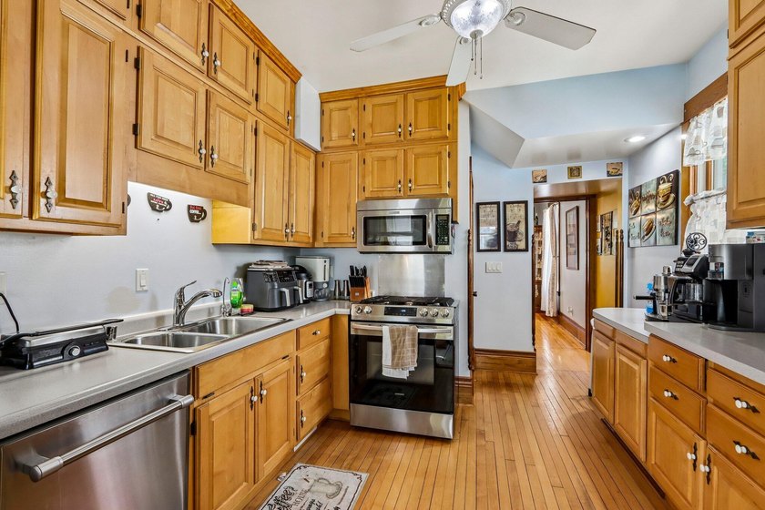 Charming 3-bedroom, 1.5-bath Colonial located just minutes from - photo 14