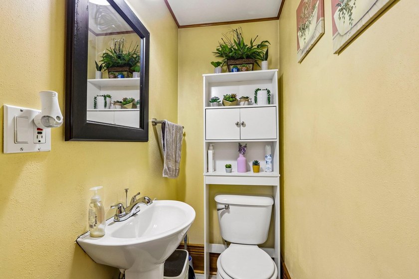 Charming 3-bedroom, 1.5-bath Colonial located just minutes from - photo 15