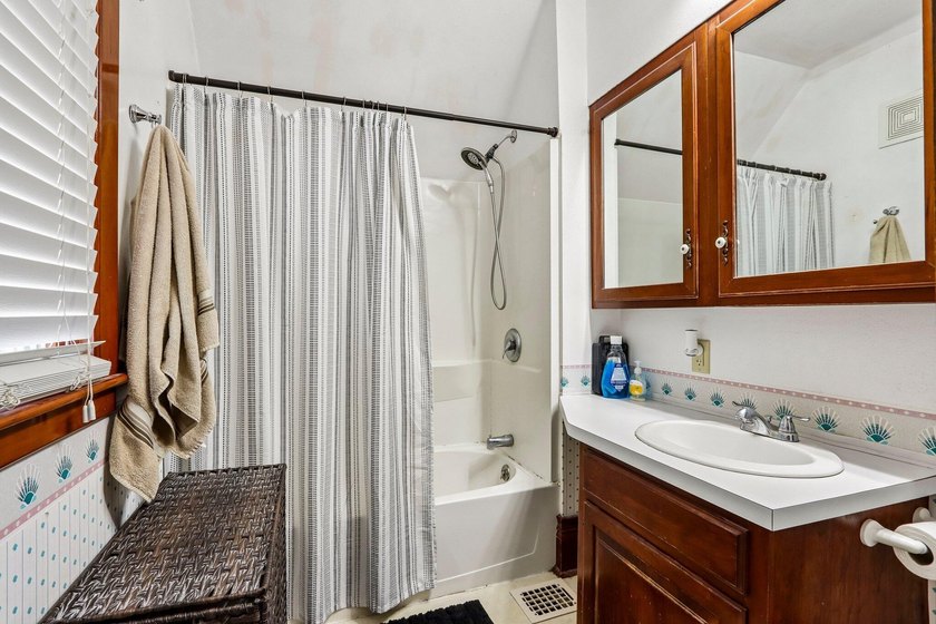 Charming 3-bedroom, 1.5-bath Colonial located just minutes from - photo 21