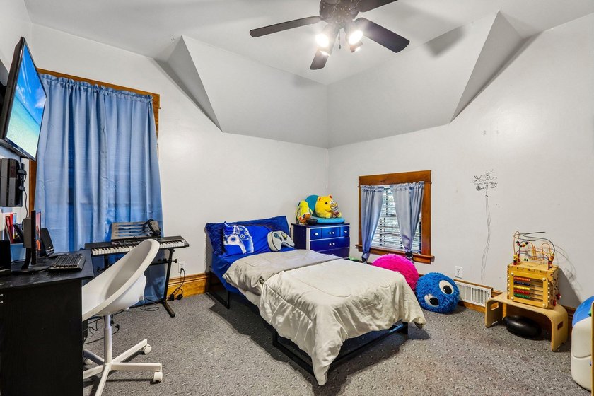 Charming 3-bedroom, 1.5-bath Colonial located just minutes from - photo 25