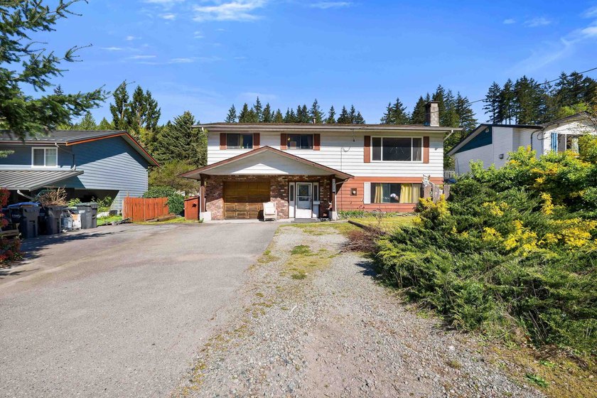 SUNNY MOUNTAIN VIEWS in Valleycliffe. This 3 bed, 3 bath home - photo 2