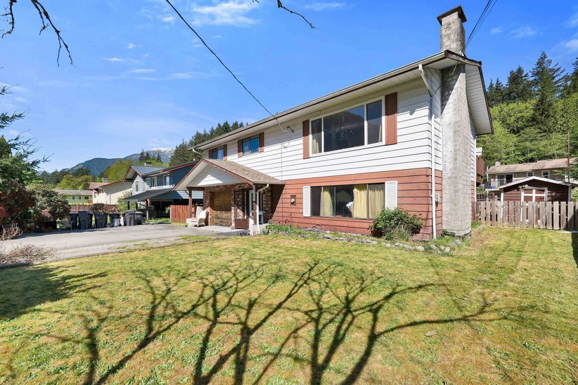 SUNNY MOUNTAIN VIEWS in Valleycliffe. This 3 bed, 3 bath home - photo 3