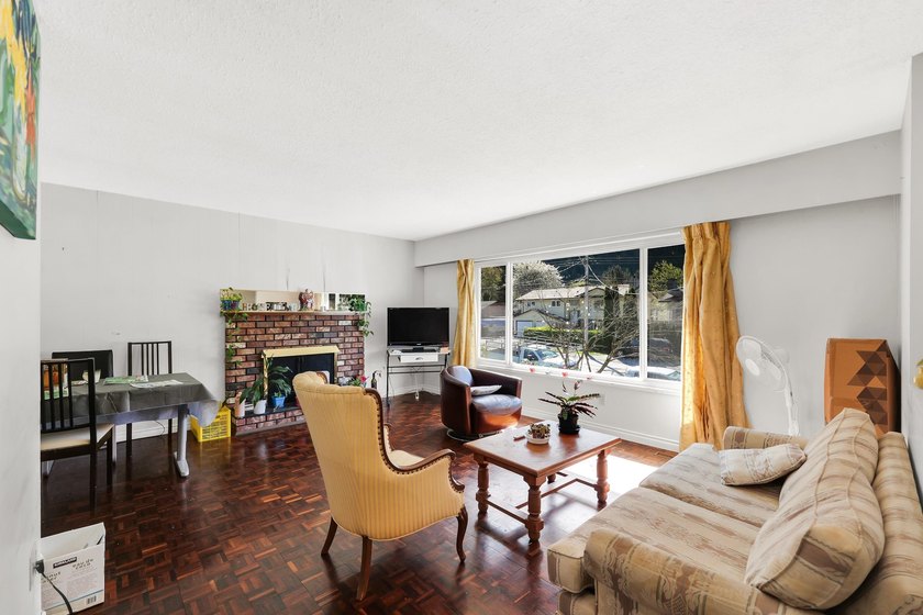 SUNNY MOUNTAIN VIEWS in Valleycliffe. This 3 bed, 3 bath home - photo 5