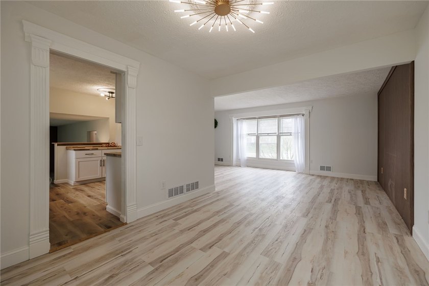 A FRESH SPACIOUS SPLIT LOCATED IN A MATURE NEIGHBORHOOD IN - photo 11