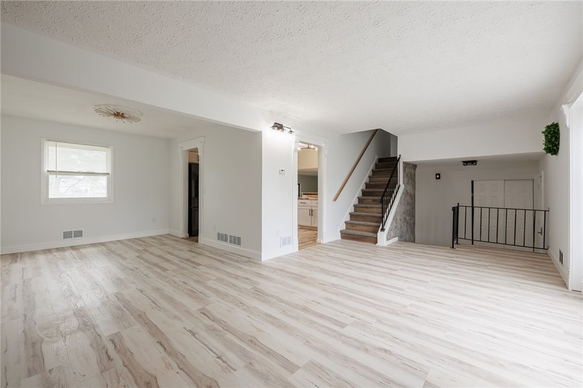 A FRESH SPACIOUS SPLIT LOCATED IN A MATURE NEIGHBORHOOD IN - photo 12