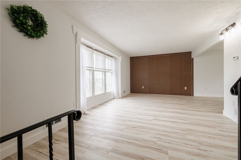 A FRESH SPACIOUS SPLIT LOCATED IN A MATURE NEIGHBORHOOD IN - photo 14