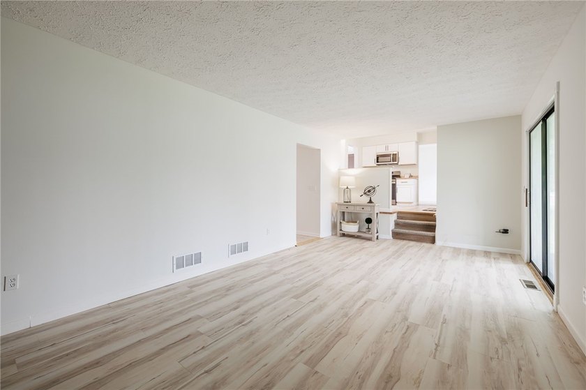 A FRESH SPACIOUS SPLIT LOCATED IN A MATURE NEIGHBORHOOD IN - photo 16