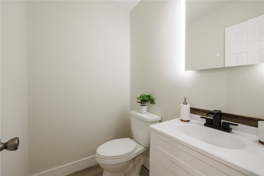 A FRESH SPACIOUS SPLIT LOCATED IN A MATURE NEIGHBORHOOD IN - photo 19