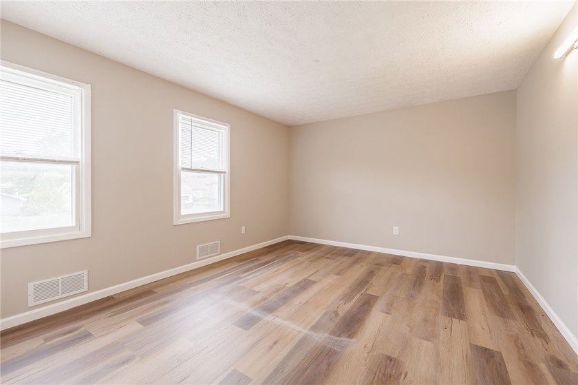 A FRESH SPACIOUS SPLIT LOCATED IN A MATURE NEIGHBORHOOD IN - photo 20
