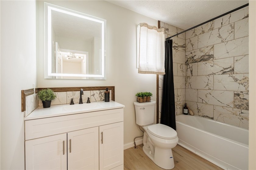 A FRESH SPACIOUS SPLIT LOCATED IN A MATURE NEIGHBORHOOD IN - photo 22