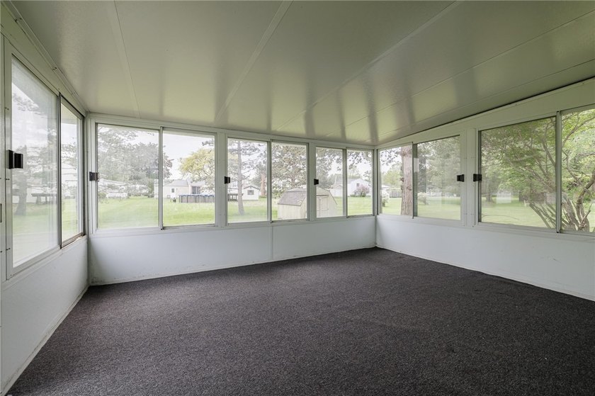 A FRESH SPACIOUS SPLIT LOCATED IN A MATURE NEIGHBORHOOD IN - photo 26