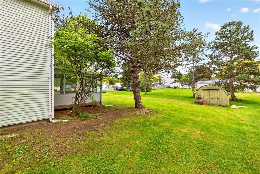 A FRESH SPACIOUS SPLIT LOCATED IN A MATURE NEIGHBORHOOD IN - photo 28