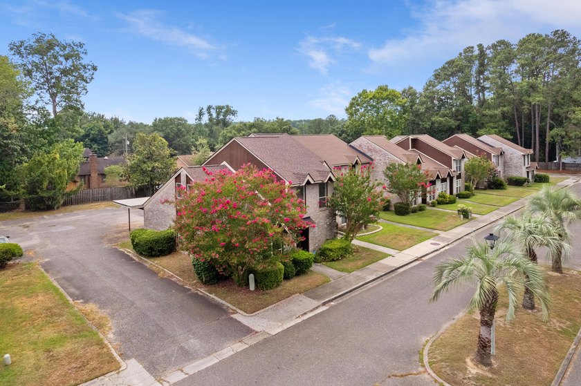 Welcome to 6 Brighton Circle, a beautifully renovated end-unit - photo 3