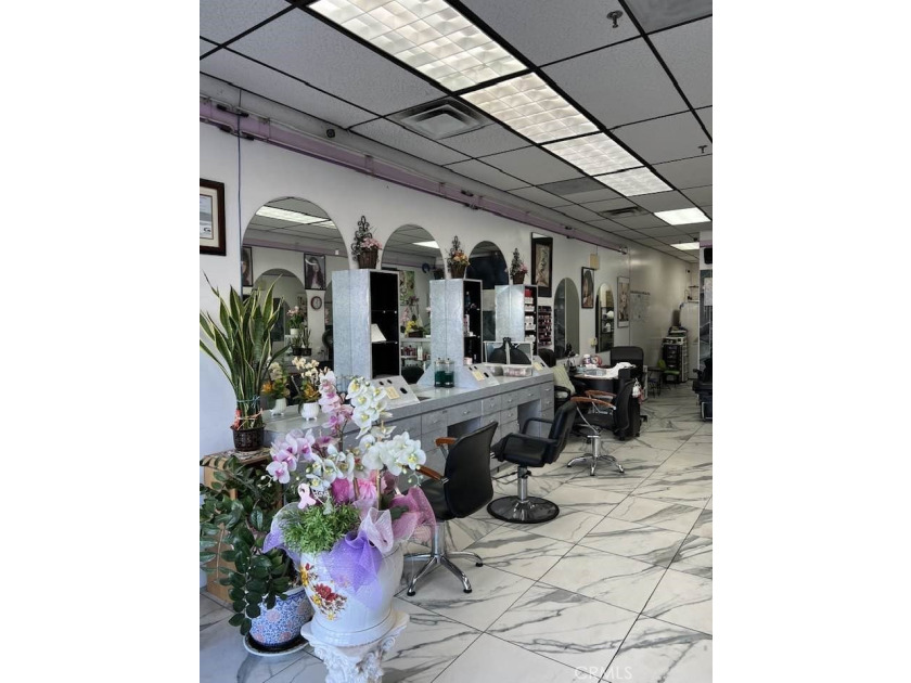 BEAUTY SALON, 4 HAIR STATIONS, 3 WASHING HAIR CHAIRS, 4 NAIL - photo 2