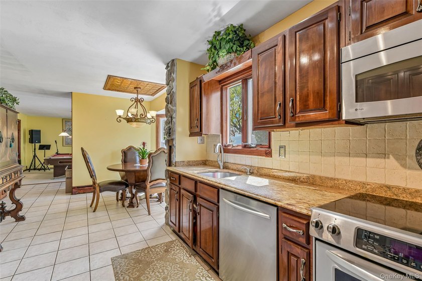 Spacious Colonial In East Patchogue Awaits! This 9-room Colonial - photo 14