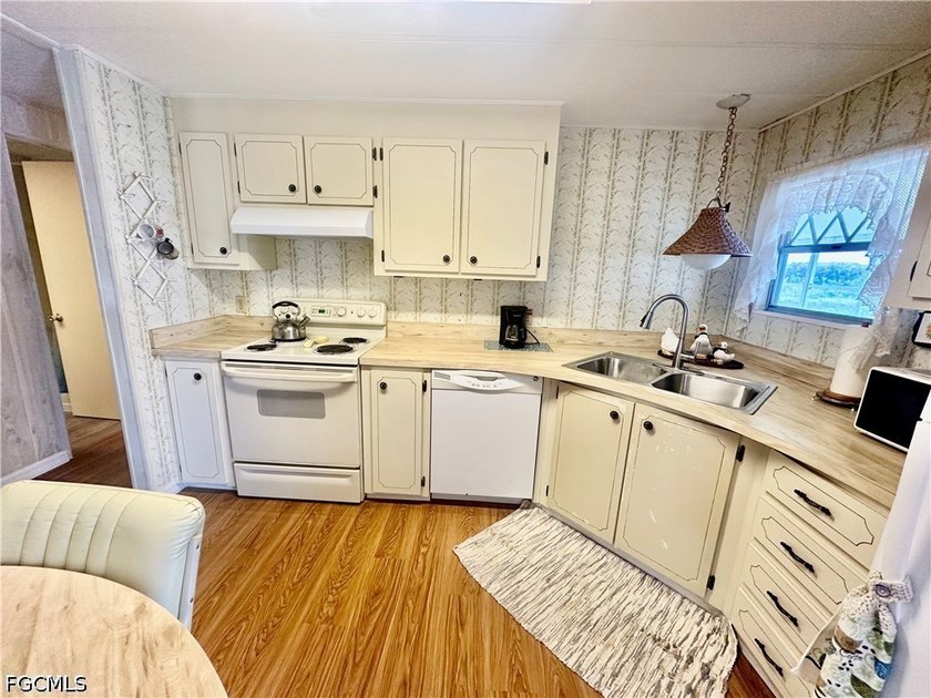 Welcome to 16037 Citron Way, located in the sought-after 55+ - photo 5