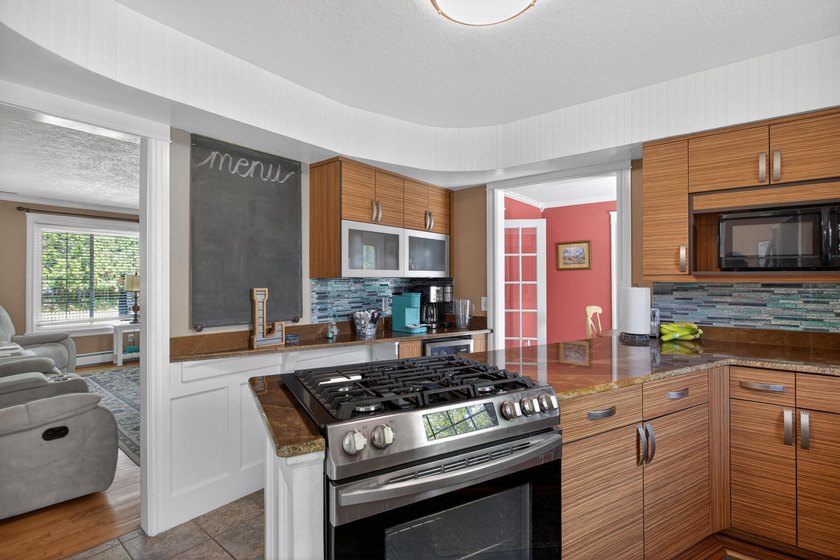 Spacious and beautifully maintained 4-bedroom, 4-bath home - photo 17