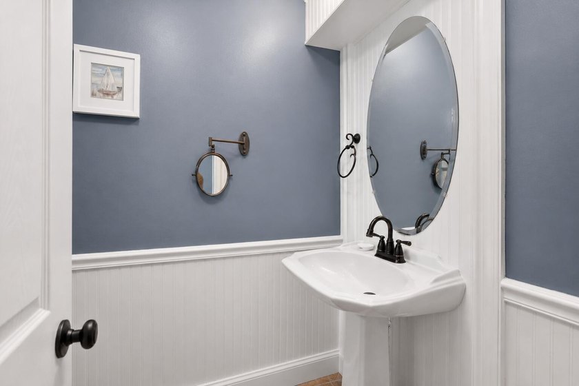 Spacious and beautifully maintained 4-bedroom, 4-bath home - photo 39