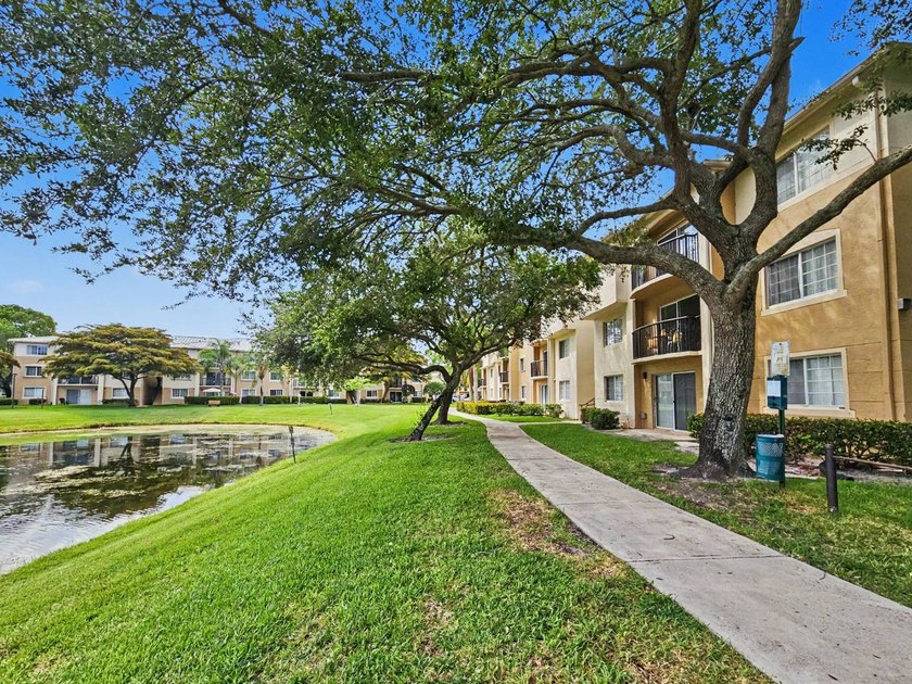 LAKE VIEWS, A PRIVATE GARAGE, AND RESORT-STYLE AMENITIES IN THE - photo 42