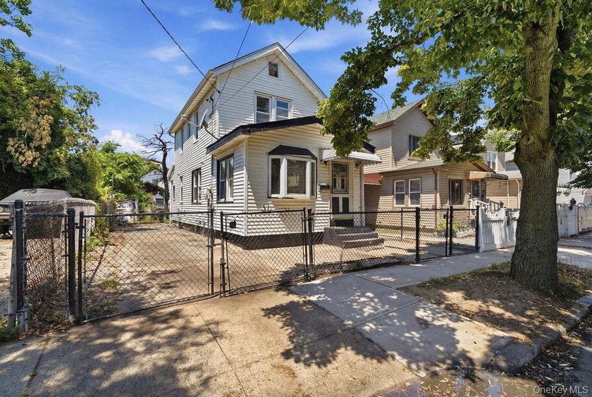 Single Family Home on a 3,000 sq ft lot with Private Driveway - photo 2